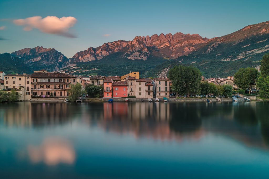Visitare un borgo incantato ai piedi delle montagne.
