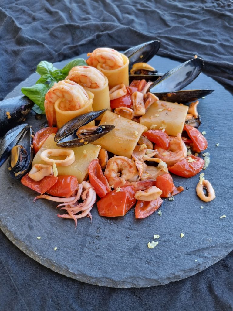 Preparare nel week-end i miei piatti preferiti e condividerli con la mia famiglia. È bello ritrovarsi il fine settimana e passare tempo insieme, poi davanti un buon piatto di pasta, ancora di più.