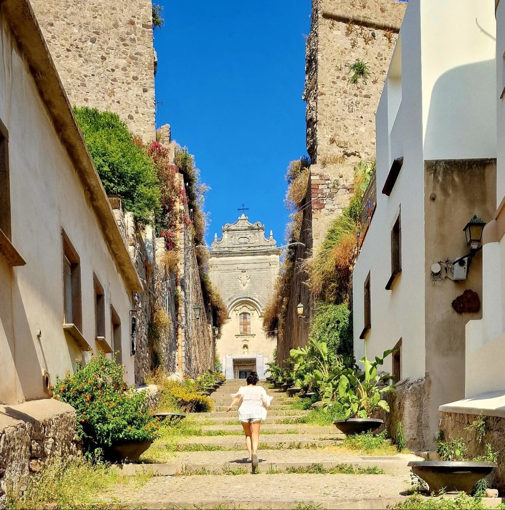 Su e giù per le strade di Lipari in una calda giornata d'estate, assaporando attimi di felicità...