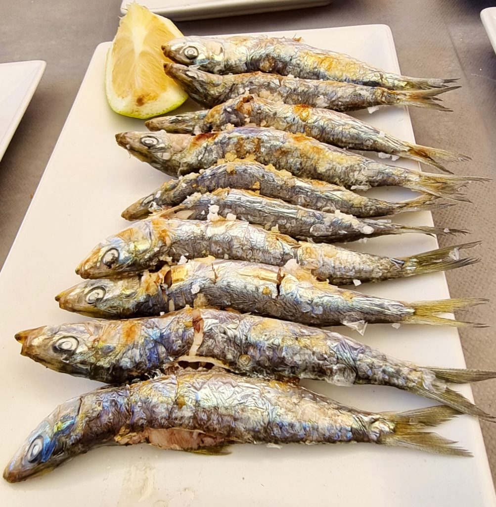 Curare l'alimentazione anche in vacanza facendo il pieno di omega 3!
E' usanza in Costa del Sol, nei chiringuitos a ridosso della spiaggia, arrostire il pesce azzurro su tradizionali bracieri a forma di "barca".
Passeggiando a ridosso del mare ne deriva un profumo irresistibile...