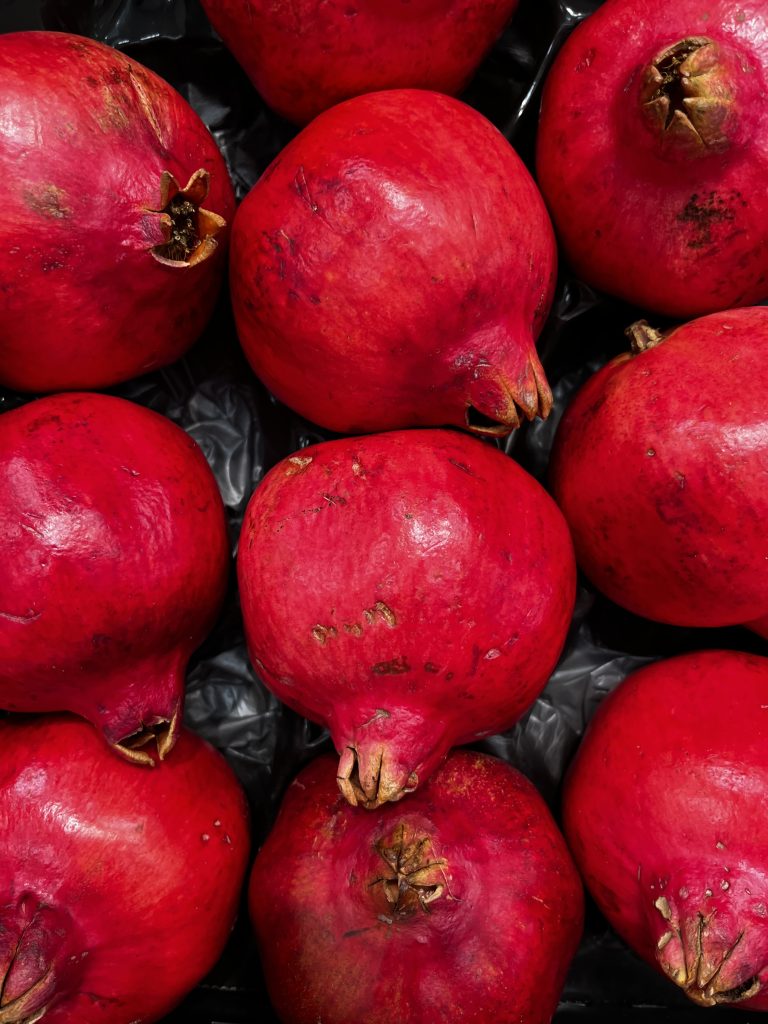 Ragazzi, mangiare il melograno è un piccolo gesto per prenderci cura di noi stessi! ❤️🍎 È ricco di antiossidanti, vitamine e fibre, che contribuiscono al benessere del nostro organismo. Inserirlo in un’alimentazione varia ed equilibrata ci aiuta a scegliere ogni giorno uno stile di vita più sano. Ricordiamoci che mangiare sano non significa rinunciare al gusto, ma nutrire il nostro corpo con amore!