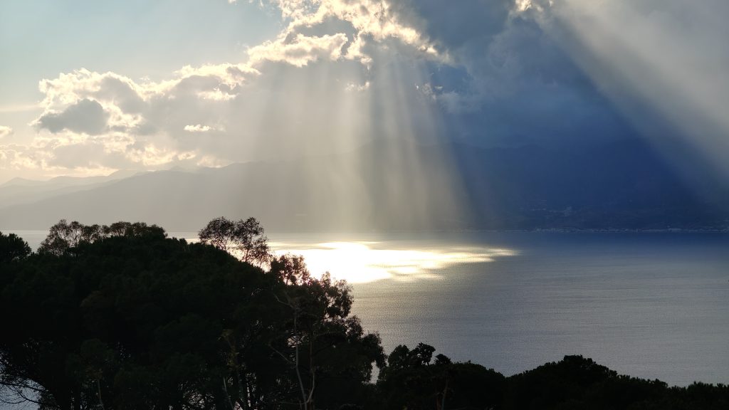 … osservare la luce dei raggi crepuscolari che filtra attraverso le nubi creando fasci luminosi e zone d’ombra: uno spettacolo che genera effetti profondamente positivi sul benessere psicofisico.