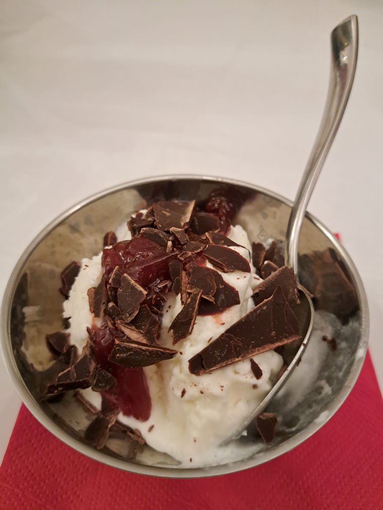 mangiare cioccolata è la cosa che preferisco fare, ma purtroppo non si può fare sempre altrimenti il peso diventa eccessivo