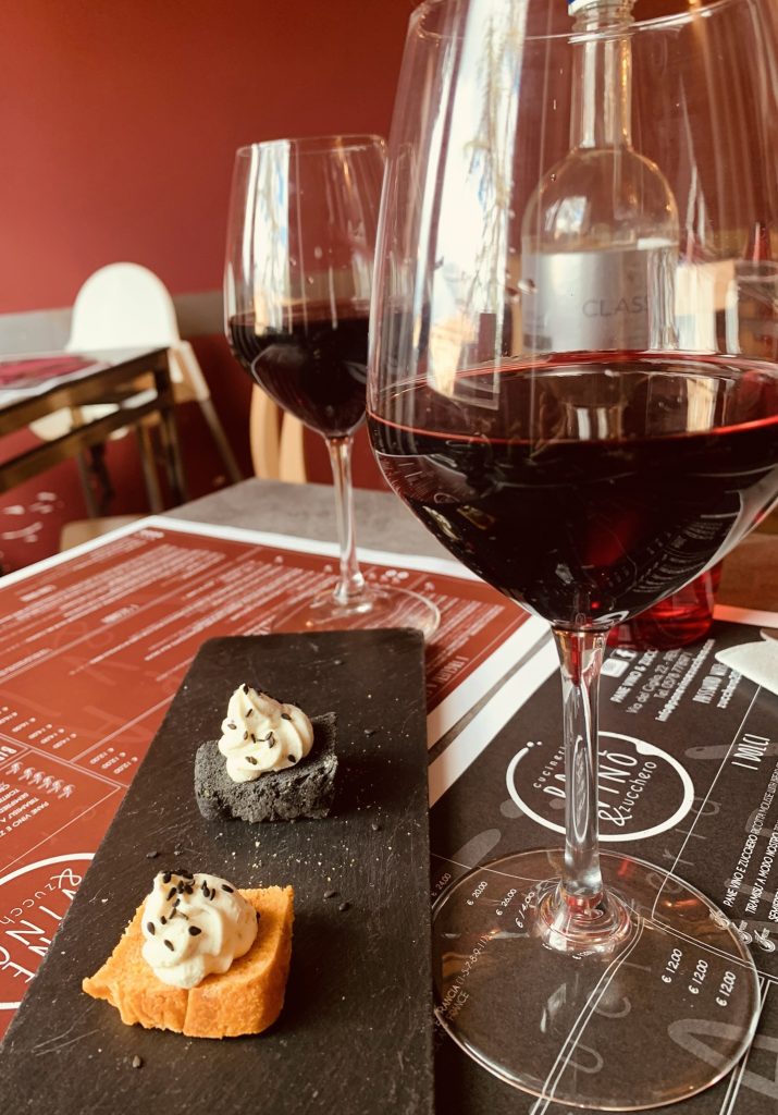 Bere un bicchiere di vino in ottima compagnia