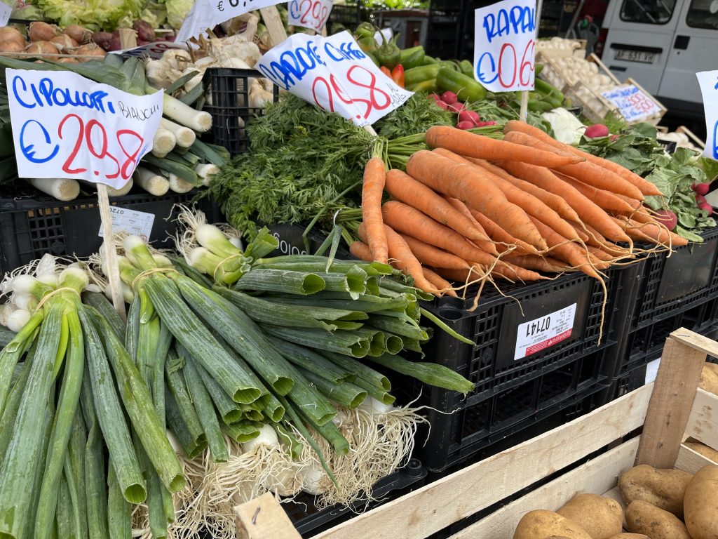 Andare alle 7 di mattina al mercato contadino e acquistare i prodotti locali