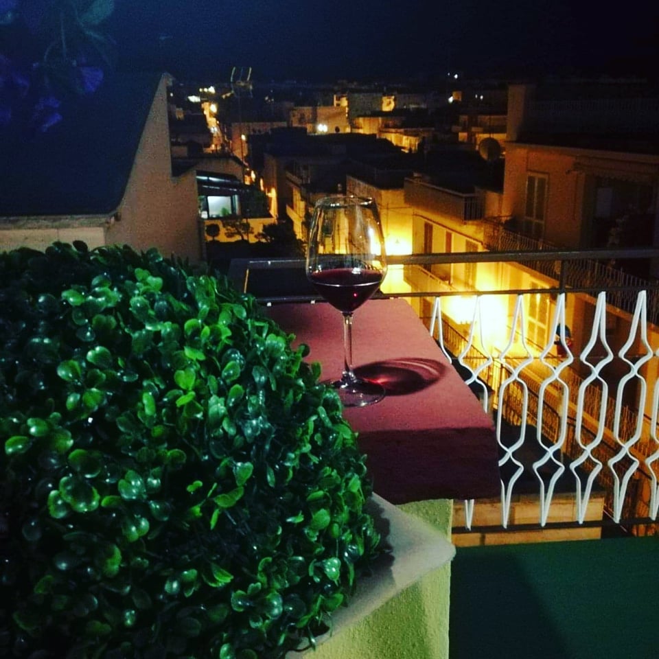 concedermi un calice di un buon vino biologico, prodotto dai miei vigneti, nella quiete della mia terrazza, mentre osservo il mio paese e rifletto su quanto le cose sembrino diverso viste da una prospettiva diversa, spesso ci si perde in cose futili quando invece basta esser in pace con se stessi per poter affrontare la vita con un sorriso!