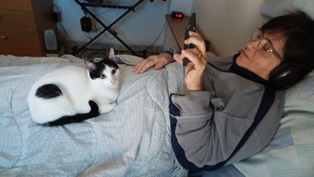 #il mio benessere ..musica e un gattino sulle gambe.