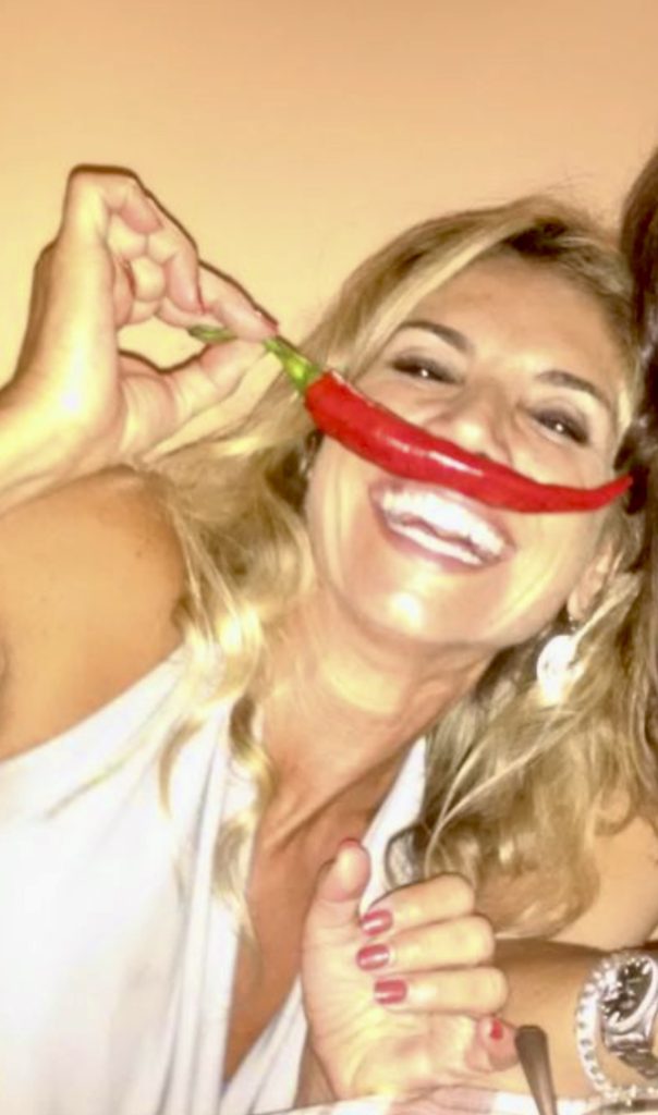 Il peperoncino calabrese, con il suo rosso intenso, porta nel cuore un benessere piccante che riscalda i sensi e accende la passione in ogni piatto.