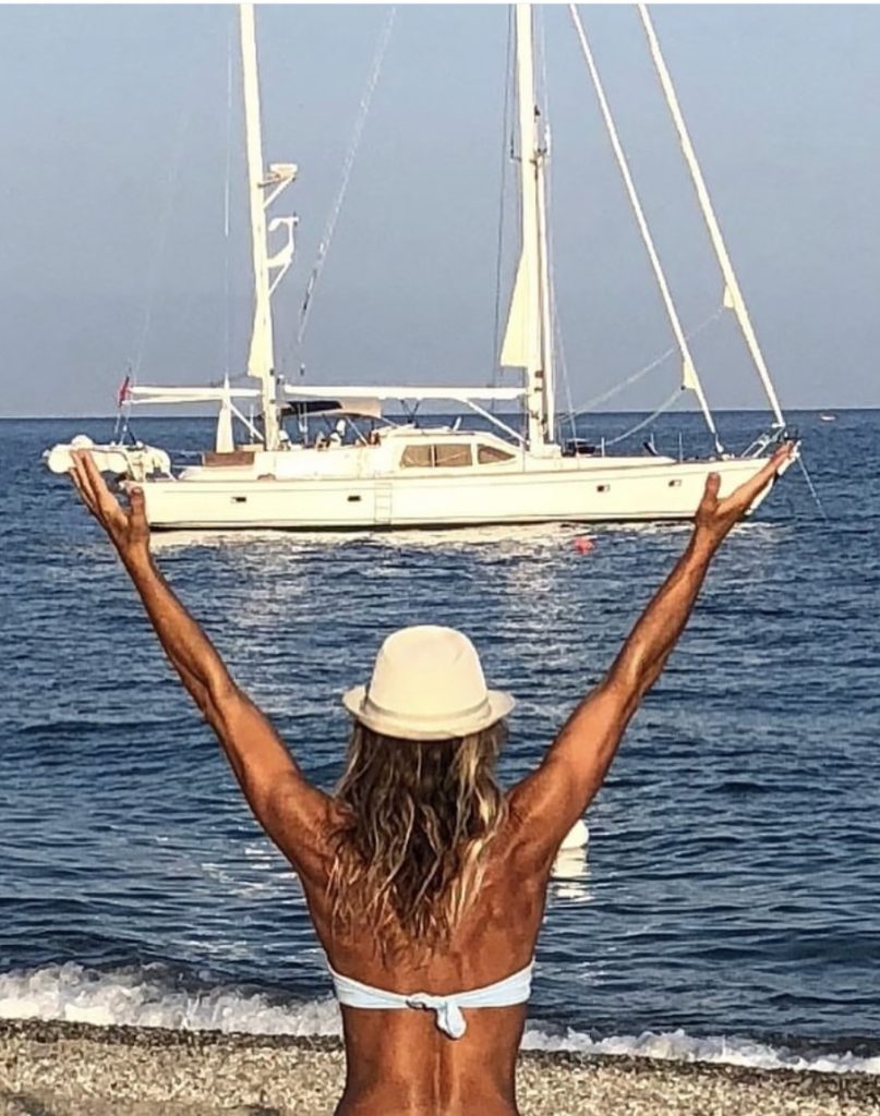 Un abbraccio alla barca a vela con i muscoli scolpiti, benessere psicofisico