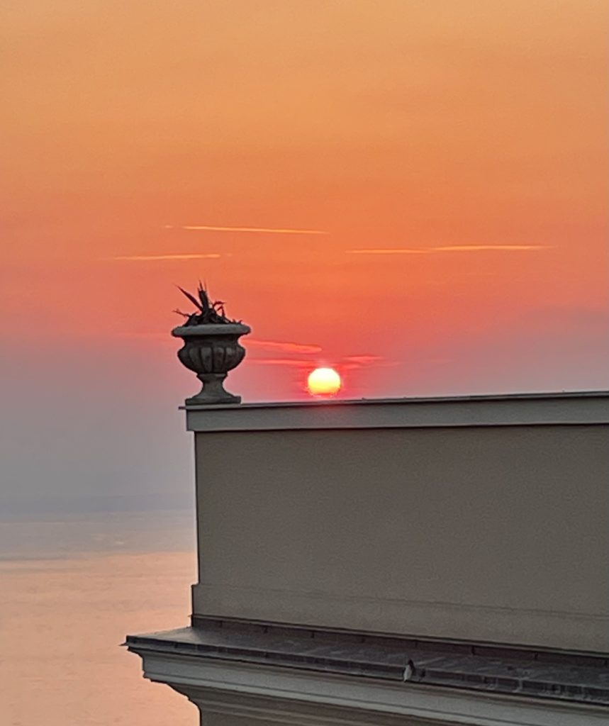Il sole si appoggia sul muretto come se volesse concedersi un ultimo istante prima della notte...