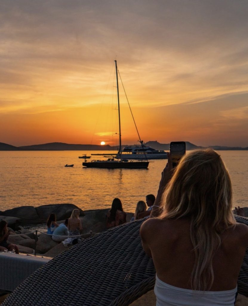 Il sole dipinge il cielo di rosso fuoco e le barche sono cullate dal mare... serenità e benessere