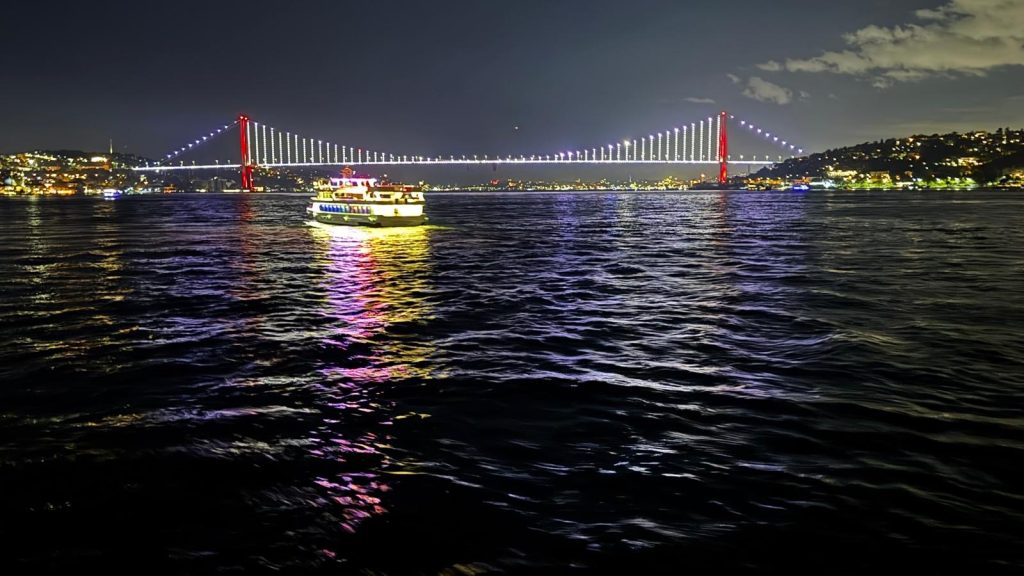 Ammirare un paesaggio con le luci che riflettono sull'acqua in completo relax