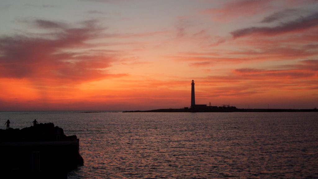 ammirare un tramonto infuocato