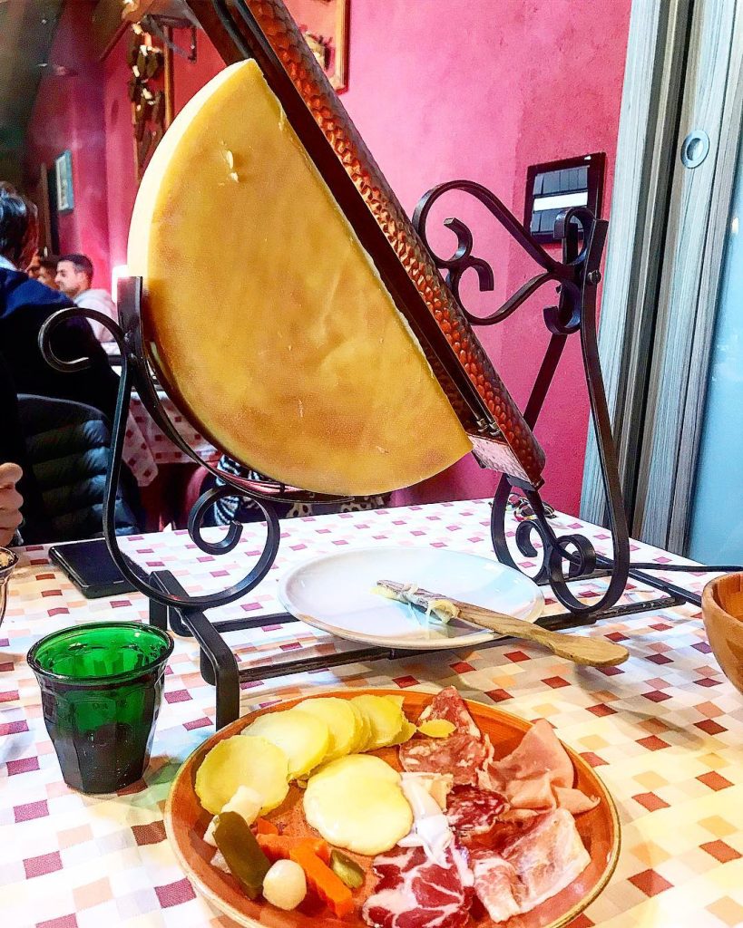i formaggi tradizionali non solo cibo ma testimonianze della storia, della cultura e dello stile di vita delle comunità che li producono e per il loro forte legame con il territorio di origine sono espressione unica dell’interazione simbiotica delle risorse umane, della cultura delle comunità e della natura.