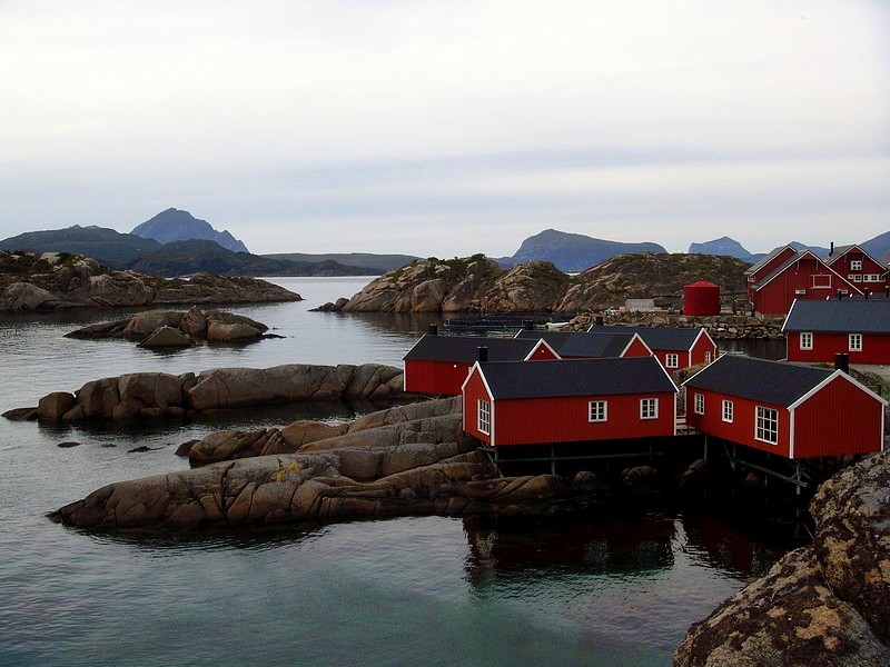Il mio benessere è... viaggiare...che sia in camper, in aereo o in crociera, il viaggio mi permette di scoprire delle tali meraviglie come, ad esempio, questo caratteristico villaggio di pescatori in questo luogo della Norvegia così recondito e selvaggio di nome Mortsund...lì, il silenzio regna sovrano...che benessere per la mente!