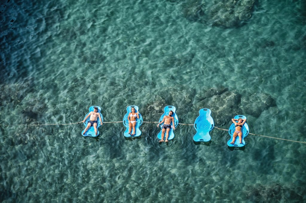 Il mio benessere è...lasciarsi coccolare e cullare dolcemente dalle acque del meraviglioso e trasparente mare di Sorrento, rilassandosi comodamente in queste originali "caramelle" galleggianti...cosa si può desiderare di più dalla vita?
 
"L' eternità é il mare mischiato col sole"
Arthur Rimbaud