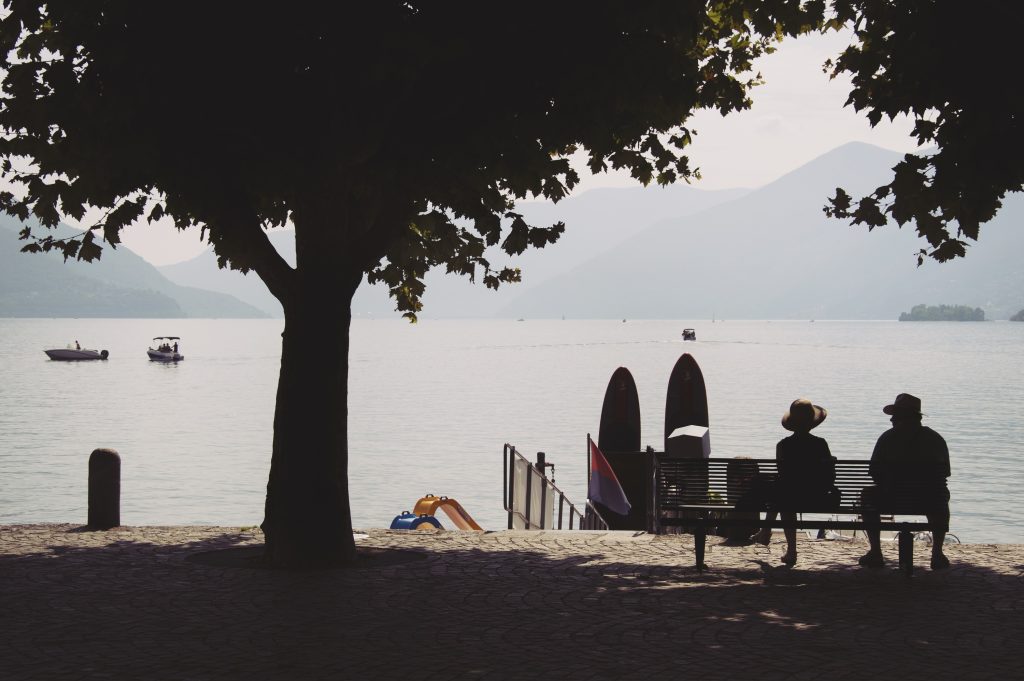 Il mio benessere é... una bella chiacchierata! Chiacchierare fa bene alla salute perché aiuta a sollevare l' umore, l' autostima e permette di migliorare la propria capacità di relazionarsi con il prossimo. Oggigiorno, in tempi di chat, la chiacchiera é purtroppo quasi passata di moda e ci si scambia più emoticon che sorrisi...per questo, tornare al sano vecchio scambio di battute può costituire una buona abitudine da coltivare nuovamente.