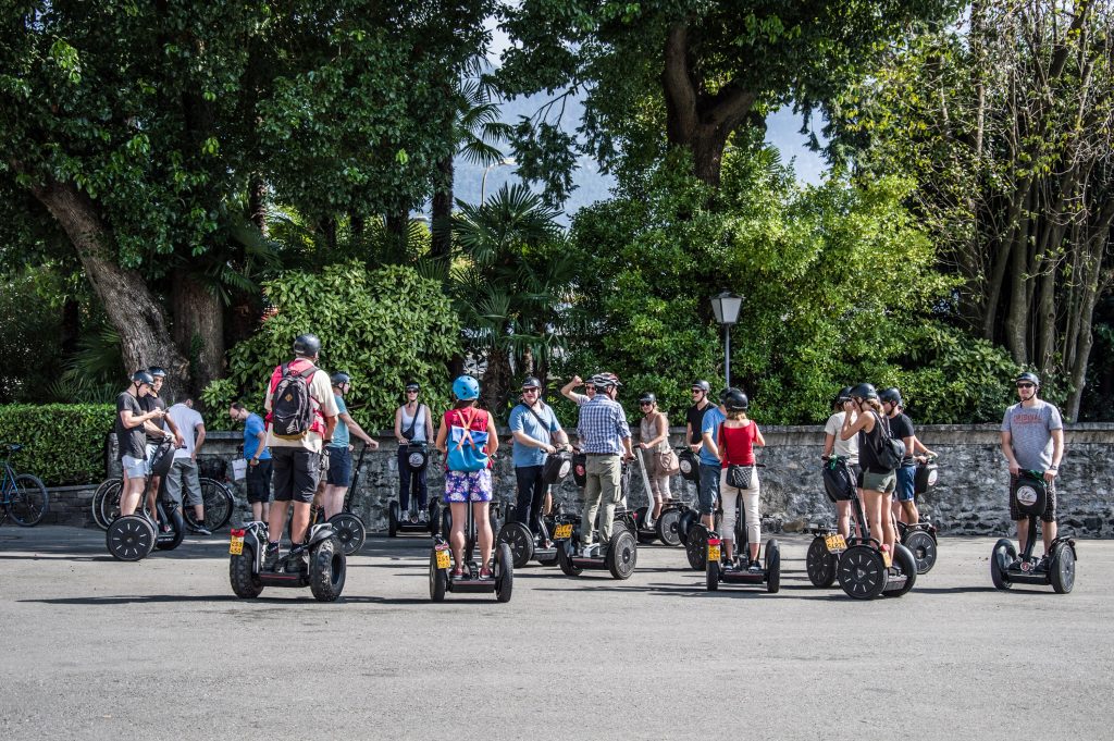 Il mio benessere é...spostarsi nel modo più "cool", rapido e "green" del momento grazie ai segway, veicoli che si guidano facilmente su qualsiasi tipo di strada, anche su erba o ghiaia...molte città turistiche mettono a disposizione un servizio di affitto Segway per visitare siti e monumenti evitando gli spostamenti con mezzi pubblici o lunghe percorrenze a piedi. Più benessere di così!