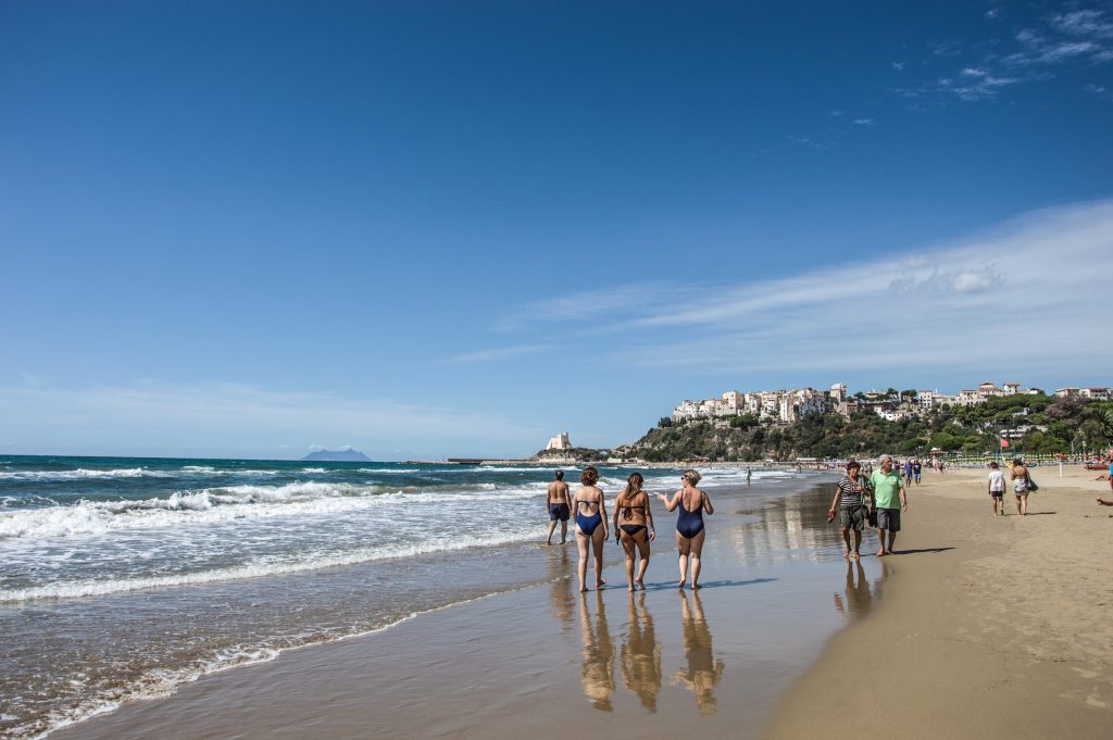 Il mio benessere è...camminare è un'ottima forma di esercizio per adulti di tutte le età. Si tratta di un modo semplice ed efficace per mantenere uno stile di vita fisicamente attivo. Camminare supporta la longevità e la vitalità e apporta diversi benefici per la salute. Per questo, è importante cercare di trovare sempre il tempo per fare una camminata. Anche quando si è in vacanza al mare.