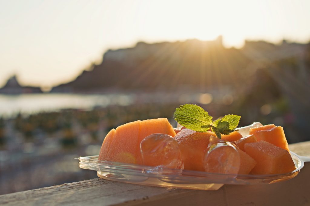 Il mio benessere è...consumare, in spiaggia, tanta frutta salutare come questo squisito melone cantalupo dolce e succoso accompagnato da rinfrescanti cubetti di ghiaccio...ha un contenuto modesto di zucchero, ha una quota irrisoria di grassi e proteine, é ricco di acqua, vitamina C e acido folico