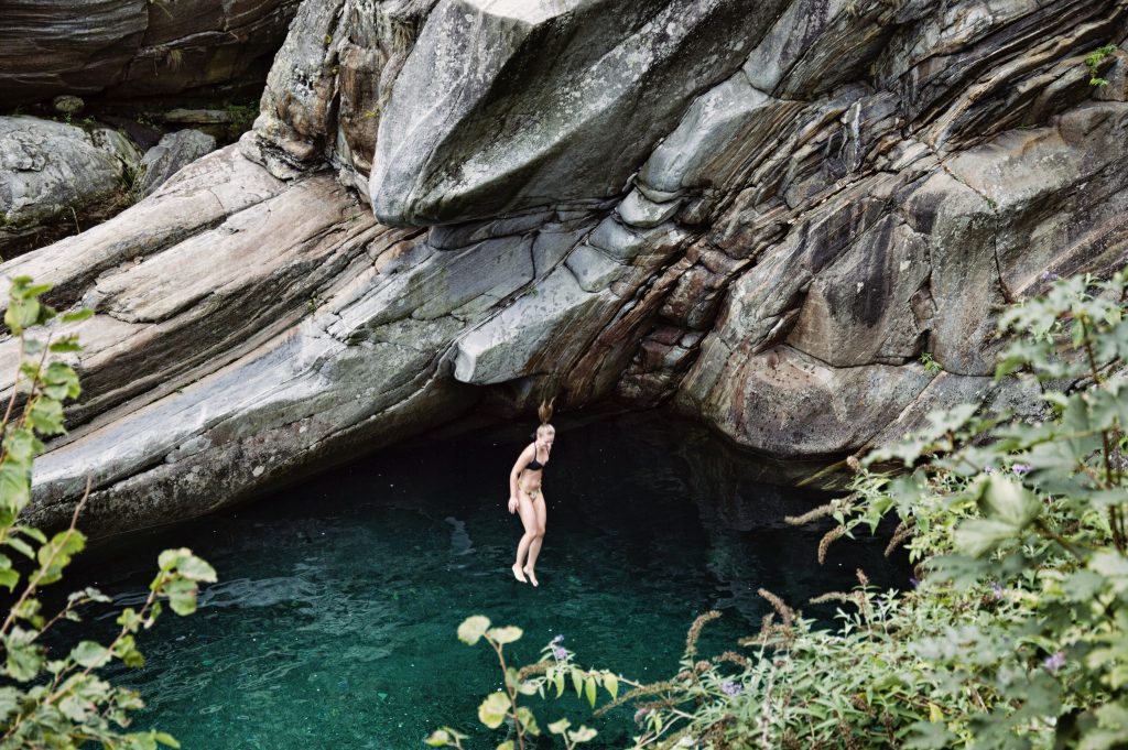 Un tuffo di benessere! Cosa c’è di meglio di un rinfrescante tuffo in acqua in una torbida giornata estiva? Da adulti si diventa sicuramente più consapevoli del proprio corpo e dell’influenza che la mente ha su ogni nostro movimento quando si è in aria.