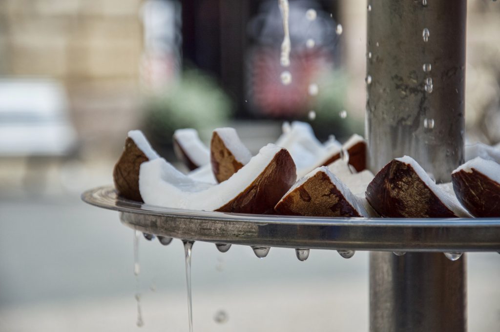 Il mio benessere è...mangiare uno dei frutti protagonisti dell' estate: il cocco!
E' una pausa gustosa, poco calorica, alleata di linea e benessere ed è anche un frutto carico di energia, ricco di benefici per l'organismo. Contiene diversi sali minerali; è ricco di antiossidanti e fibre insolubili che aumentano il senso di sazietà e migliorano la salute dell’intestino.
