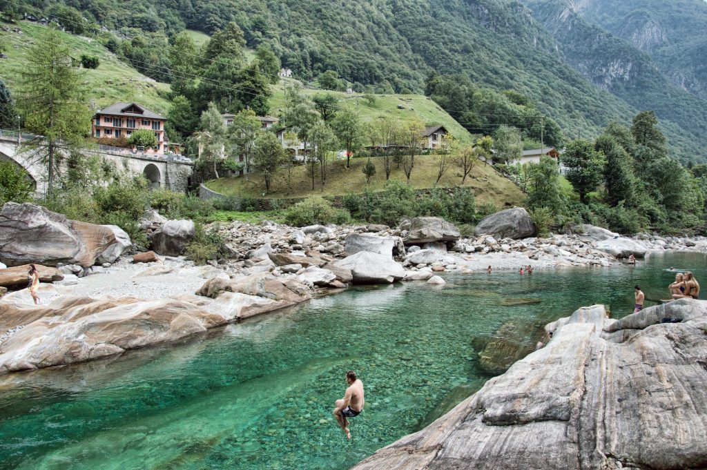 Il mio benessere è...trascorrere una giornata immersa in un posto idilliaco:la Valle Verzasca in Svizzera...tuffarmi nelle acque cristalline del fiume Verzasca con le sue profonde gole levigate. Adoro godere di questo immenso e maestoso paesaggio montano: fa bene al mio corpo e alla mia mente!