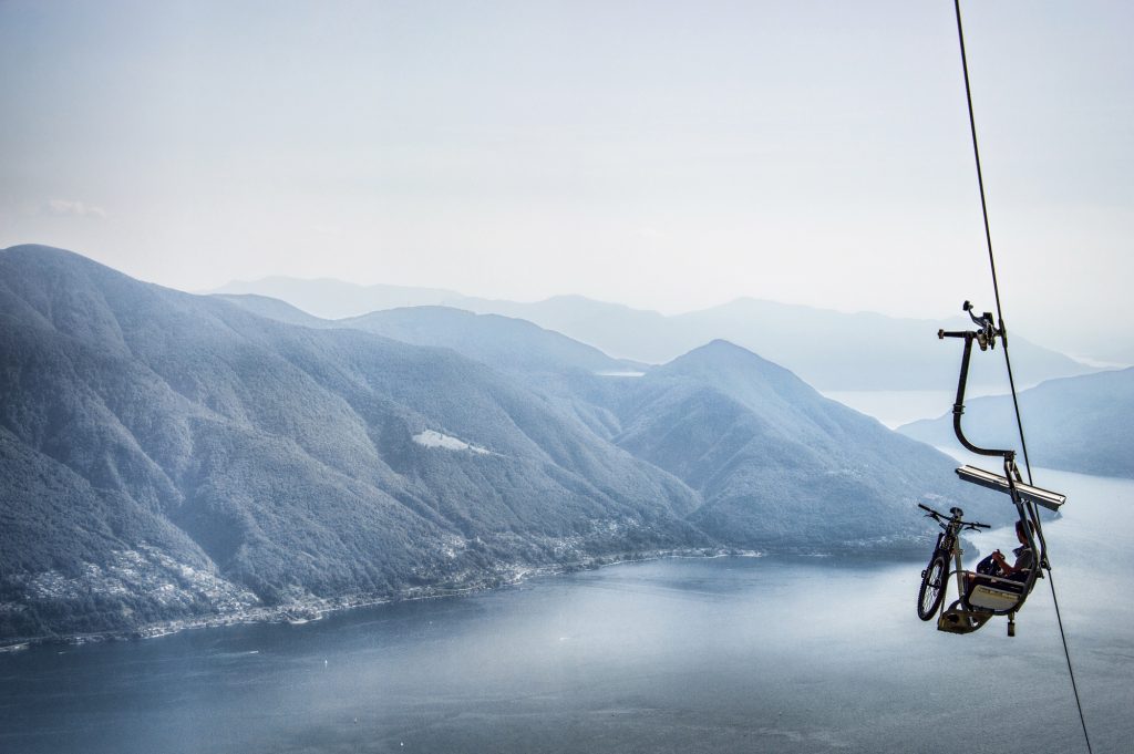 Il mio benessere é...fare sport! Vi domanderete di che sport si tratta visto che la persona fotografata é seduta su una seggiovia ed ha con sé una bici?! In realtà, una volta salita sù in cima, si sarebbe cimentata nel "downhill" ossia nello scendere con la propria mountain bike da ripidi sentieri e percorsi prevalentemente montuosi, accidentati ed impegnativi...un esperienza che sicuramente offre adrenalina pura, uno sport eccitante e spettacolare!