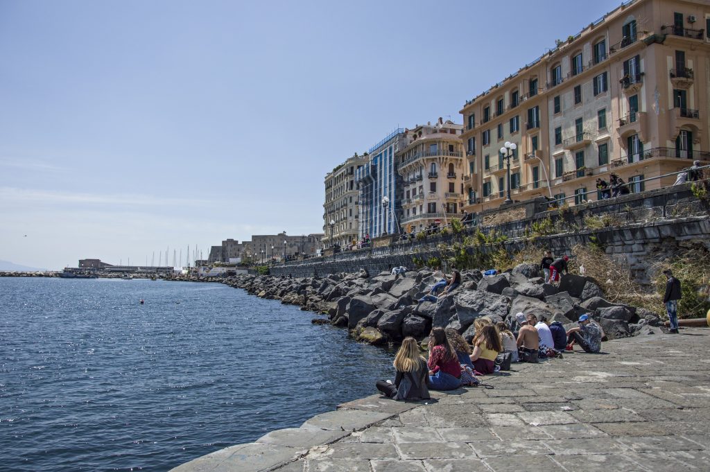 Il mio benessere è...dopo una lunga passeggiata sul lungomare della mia città Napoli, riposarsi ammirando l' immensità del mare che infonde una certa tranquillità riducendo così stress e ansia...che potere calmante che ha! Che gioia vivere vicino al mare!