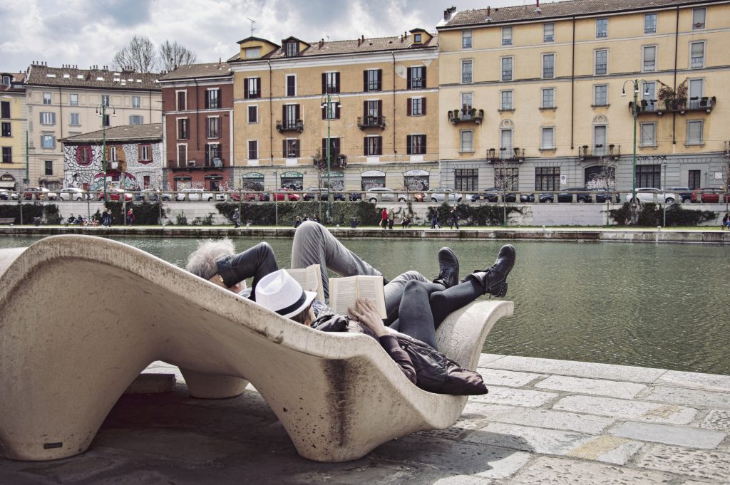 Il mio benessere è...un buon libro da leggere anche nella più caotica delle città, Milano...un buon libro rappresenta un vero toccasana per corpo, mente e spirito. Abbassa i livelli di stress: il distacco dalla realtà, infatti, distrae la mente, insegna a isolarsi dalla realtà circostante e porta il corpo ad assumere una postura più rilassata.
La lettura contribuisce inoltre a migliorare l’autostima poiché arricchisce il vocabolario, potenziando le abilità linguistiche e comunicative...