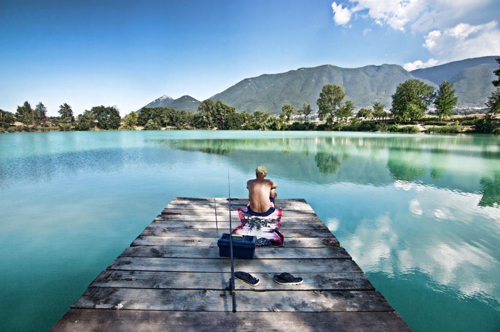 Il mio benessere é la pesca...si dice che allunghi la vita! Potrebbe sembrare un passatempo o un’attività fisica per sedentari o pigri, invece è un vero e proprio sport che fa bene alla salute mentale e fisica, soprattutto degli anziani. Restare infatti per qualche ora a pescare ha benefici effetti su tutto l’organismo. La pesca allena perfettamente la componente fisica e quella psicologica, è un esercizio equilibrato di corpo e mente, favorisce l’ossigenazione e rilassa la mente...