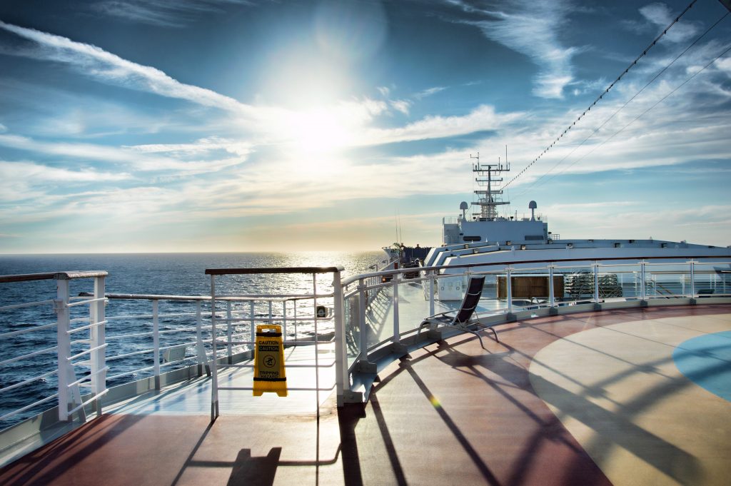 Il mio benessere è...concedermi qualche giorno di puro relax a bordo di una nave crociera e catturare un momento come questo: sola, senza nessuno attorno a me, la brezza marina, l' aria di mare, il vento fortissimo, i capelli scompigliati, una luce accecante0, nuvole come fossero dipinte e un tramonto da non dimenticare...