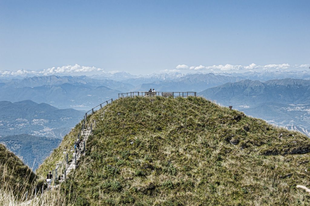 Il mio benessere è...camminare in montagna nella natura, avanzare in salita e raggiungere la vetta è una fuga piacevole dalla routine quotidiana che allena sia il corpo che la mente. E quando si raggiunge la cima, non c' é sensazione più piacevole...puoi solo sederti, ammirare e restare attonito davanti alla tanta bellezza che ti circonda.