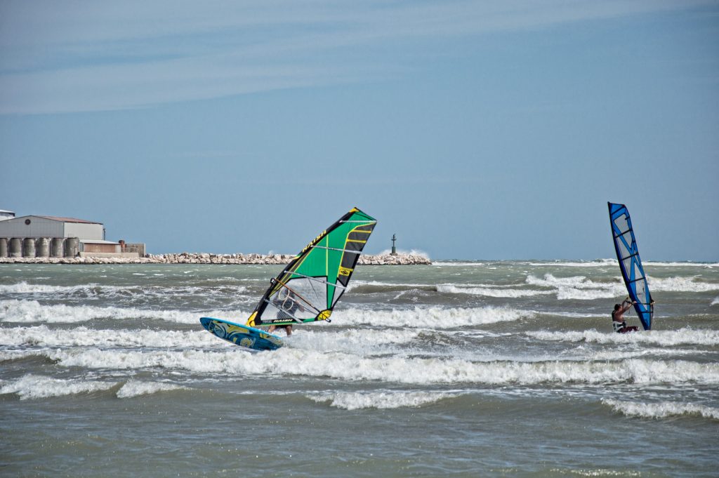 Il mio benessere è...fare sport acquatico! Gli sport acquatici sono un passatempo divertente e salutare per chi ama trascorrere il tempo in spiaggia. Il windsurf, ad esempio, permette di muoversi sulle onde e stimolare i muscoli, mantenendo il corpo in allenamento anche in estate. Questi sport rappresentano un’ottima alternativa alla palestra e agli sport indoor e, in più, si sommano anche i vantaggi della pratica all’aria aperta e dell’acqua di mare.