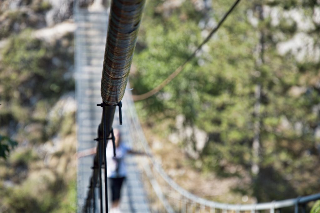 Il mio benessere é...provare qualche nuova sfida mi fa sentire bene: ad esempio, provare attività competitive in cui sono sottoposta a sfide fisiche e mentali ‘inusuali’ ( in questo caso, mi sono dovuta "adattare" all' altezza)...durante i miei viaggi, ricerco sempre qualche sensazionie ed esperienza diverse dalla norma...qui ero sul ponte Tibetano, a Roccamandolfi in Molise, lungo 234 m e alto 1 metro e 40 di altezza che si lancia su un canyon scavato dalle acque del torrente! Che brivido!