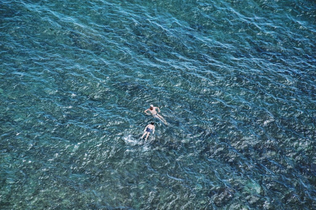 Il mio benessere è...una bella nuotata in mare aperto! Nuotare é un ottimo allenamento, forse non è l’unico, ma sicuramente il nuoto coinvolge diversi gruppi muscolari e, in più, allena il sistema cardiovascolare e quello respiratorio.
Il miglioramento del tono muscolare, l’aumento della resistenza, il consumo di calorie, la capacità di allentare le tensioni...i benefici del nuoto si ripercuotono dunque su molti aspetti del nostro benessere.
