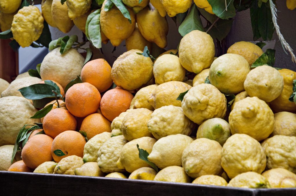 Il mio benessere é...gli agrumi! Colpiscono per i loro colori vividi e per il loro intenso profumo... gli agrumi hanno proprietà antiossidanti, antinfiammatorie, antisettiche, aiutano la digestione e rafforzano il sistema immunitario. Sono inoltre un concentrato di vitamine A, B e C.