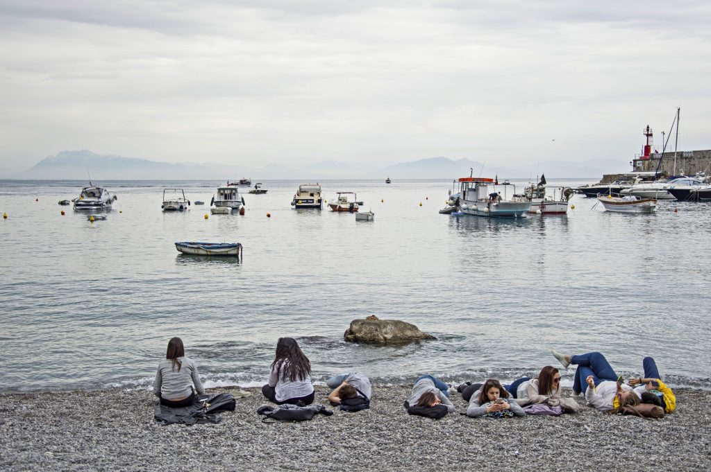 Il mio benessere è...rilassarsi lungo le rive del mare durante una uggiosa giornata tra una chiacchiera e un' altra con le amiche...tutt' intorno, calma piatta...