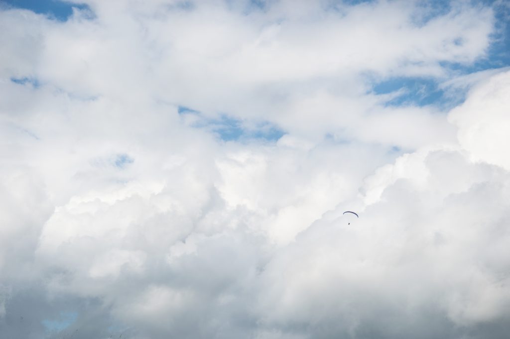Il mio benessere è...Volare oh, oh
Nel blu dipinto di blu
Felice di stare lassù
E volavo, volavo felice più in alto del sole
Ed ancora più su
Mentre il mondo pian piano spariva lontano laggiù...
