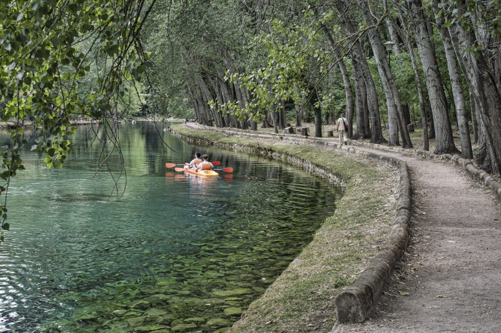 Il mio benessere è...senza ombra di dubbio un rilassante giro in canoa che ha molteplici effetti positivi perché distende, rilassa, tonifica i muscoli e rinforza le articolazioni;migliora la circolazione del sangue e potenzia i muscoli delle braccia e dell'addome.Ci si sente di sicuro meno stressati dopo un giro in canoa. Il parco del Grassano offre questa ottima opportunità e si é immersi in un vero e proprio luogo paradisiaco grazie al suo lago dall' acqua verde trasparente...