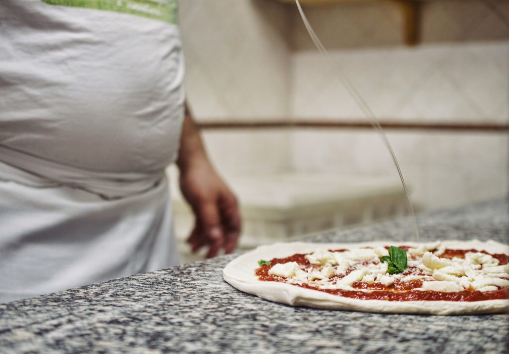 Il mio benessere è...soffermarmi sull' importanza di ingredienti naturali, proprio come l' olio, nella preparazione della pizza...l’olio extravergine di oliva, ad esempi, valorizza la pizza fin dall’impasto per poi esaltare i sapori a crudo, dopo la cottura.
Grazie ai grassi presenti, è in grado di migliorare le caratteristiche dell’impasto rendendolo più omogeneo.Il vantaggio?migliorare la fase di lievitazione rendendo il risultato finale non solo più buono ma anche più facilmente digeribile.