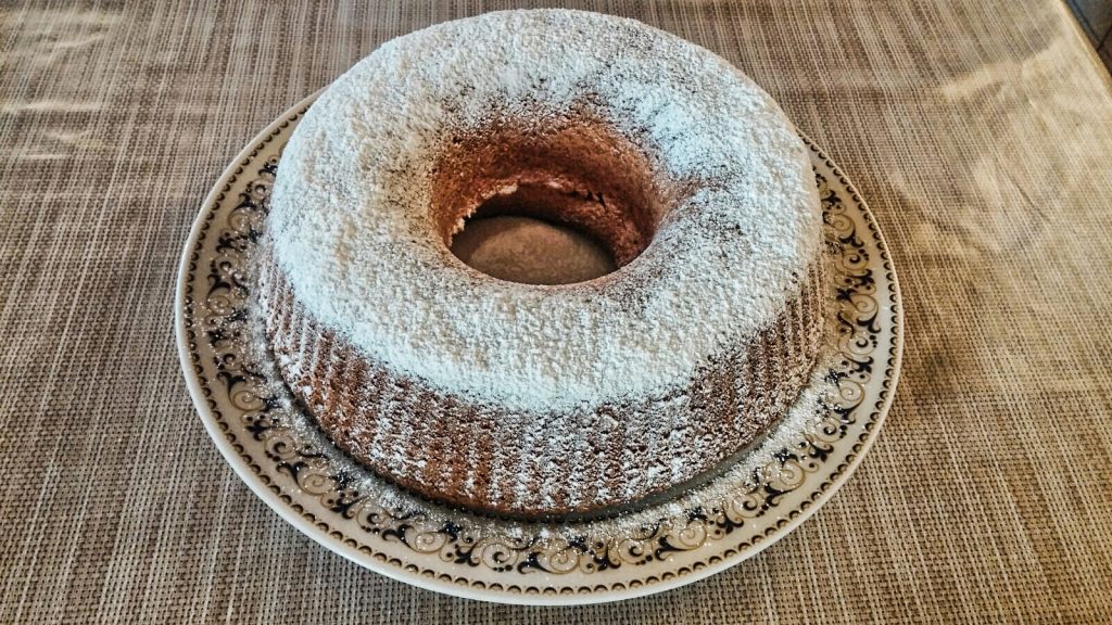 Il mio benessere è...una soffice, delicata e profumata ciambella allo yogurt che consumo ogni mattina a colazione...facilissima da preparare e da gustare in ogni momento della giornata...