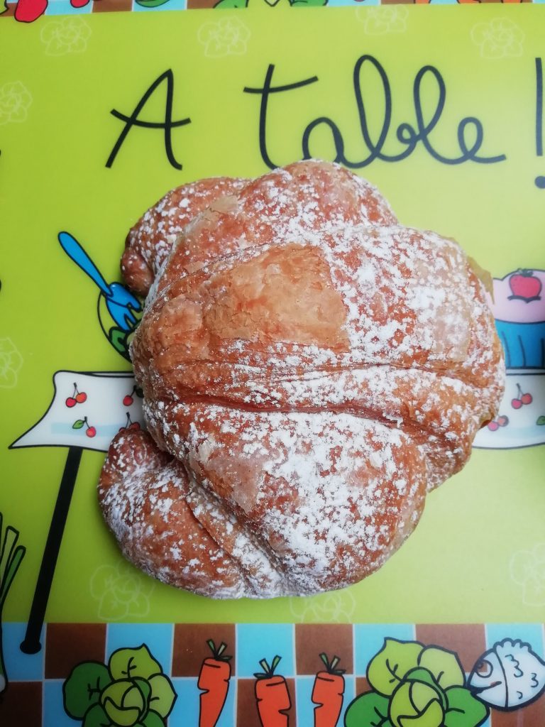 Un bel morbido cornetto gigante da riempire con buona e salutare marmellata per iniziare bene la giornata...questo é il mio benessere!