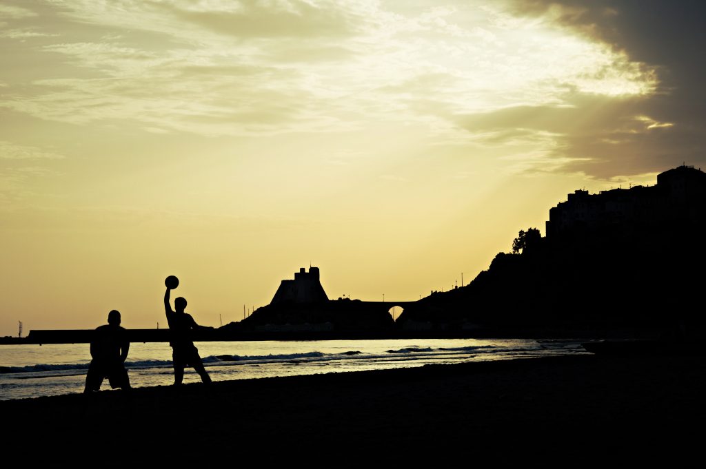 Il mio benessere è... dedicare del tempo al proprio sport preferito ( la pallavolo) giocando preferibilmente nelle tarde ore estive per godere di un po' di frescura, di splendidi tramonti "dorati" e di cornici indimenticabili quali...
Questo sport migliora la nostra velocità, potenza, elevazione, equilibrio e coordinazione motoria.