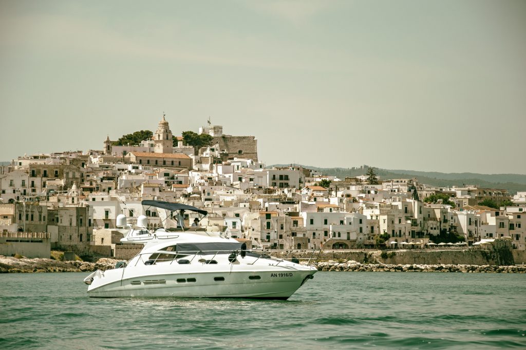 Il mio benessere è...un tranquillo giro in barca! La natura rinvigorisce la mente poiché vivere all'aria aperta stimola la nostra concentrazione; stare accanto al mare o anche solo osservare un paesaggio marino aiuta a stabilizzare i sensi e ad avere quindi una maggiore stabilità emotiva. Inoltre, l ’aria e l’acqua del mare sono ricche di iodio, fondamentale per il buon funzionamento della tiroide e dell’apparato respiratorio, alleviando disturbi come l’asma, il mal di testa e la stanchezza.