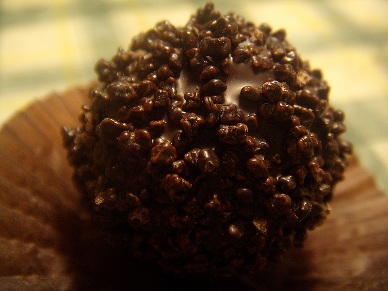 Il mio benessere è...concedermi ogni tanto una prelibatezza!Il cioccolato è un prodotto che, oltre ad essere delizioso per il palato, è anche un vero toccasana per il nostro organismo.Tra le proprietà nutrizionali del cioccolato, occorre sottolineare come esso sia fonte di micronutrienti, come vitamine e minerali...inoltre, ha effetti benefici sull'apparato cardiovascolare, sul cuore, sulle arterie e sull'umore;ha anche proprietà afrodisiache e stimolanti...quindi, non dobbiamo rinunciarvici!