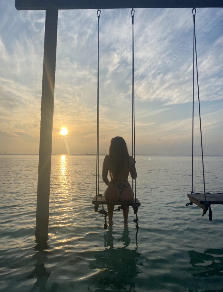 Il mio benessere è poter viaggiare per il mondo, osservare ogni mattina un’alba diversa il luoghi differenti e restarne sempre meravigliata, poter entrare in contatto e conoscere culture diverse dalla nostra e rimanerne sempre sorpresi dalle piccolezze di cui ci preoccupiamo costantemente che per loro non esistono nemmeno