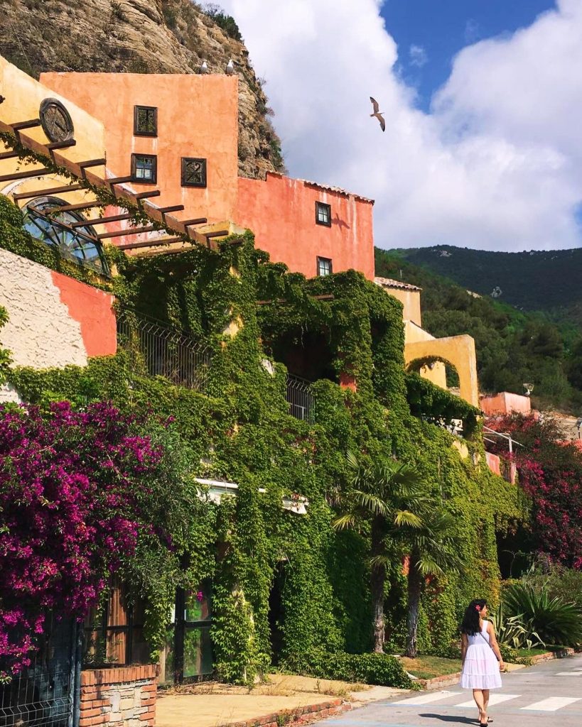Rivivere i ricordi delle estati passate ad Alassio da ragazzina. Guardare lo stesso posto ma col cuore pieno di emozioni che sconfinano nell’orizzonte del mare.