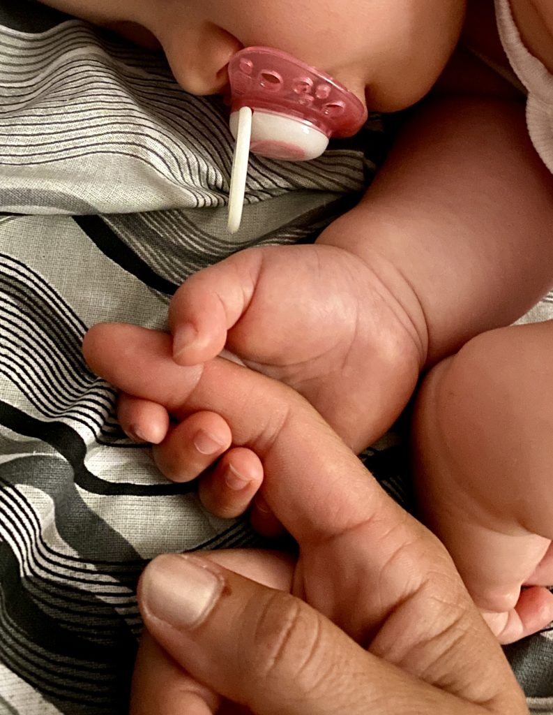 Amare e insegnare cos è l’amore a chi è appena venuto al mondo.