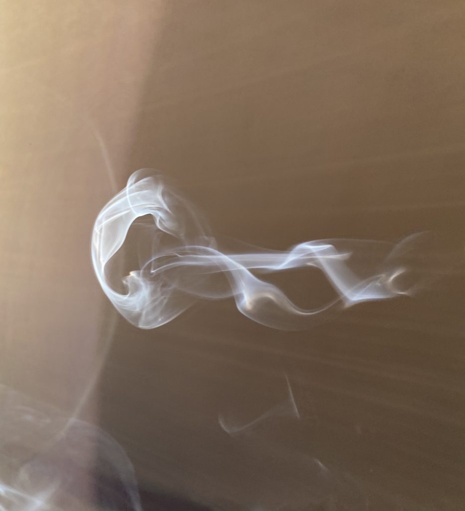 Accendere l incenso, guardare i disegni creati dal fumo e rilassarmi ascoltando musica di pianoforte.